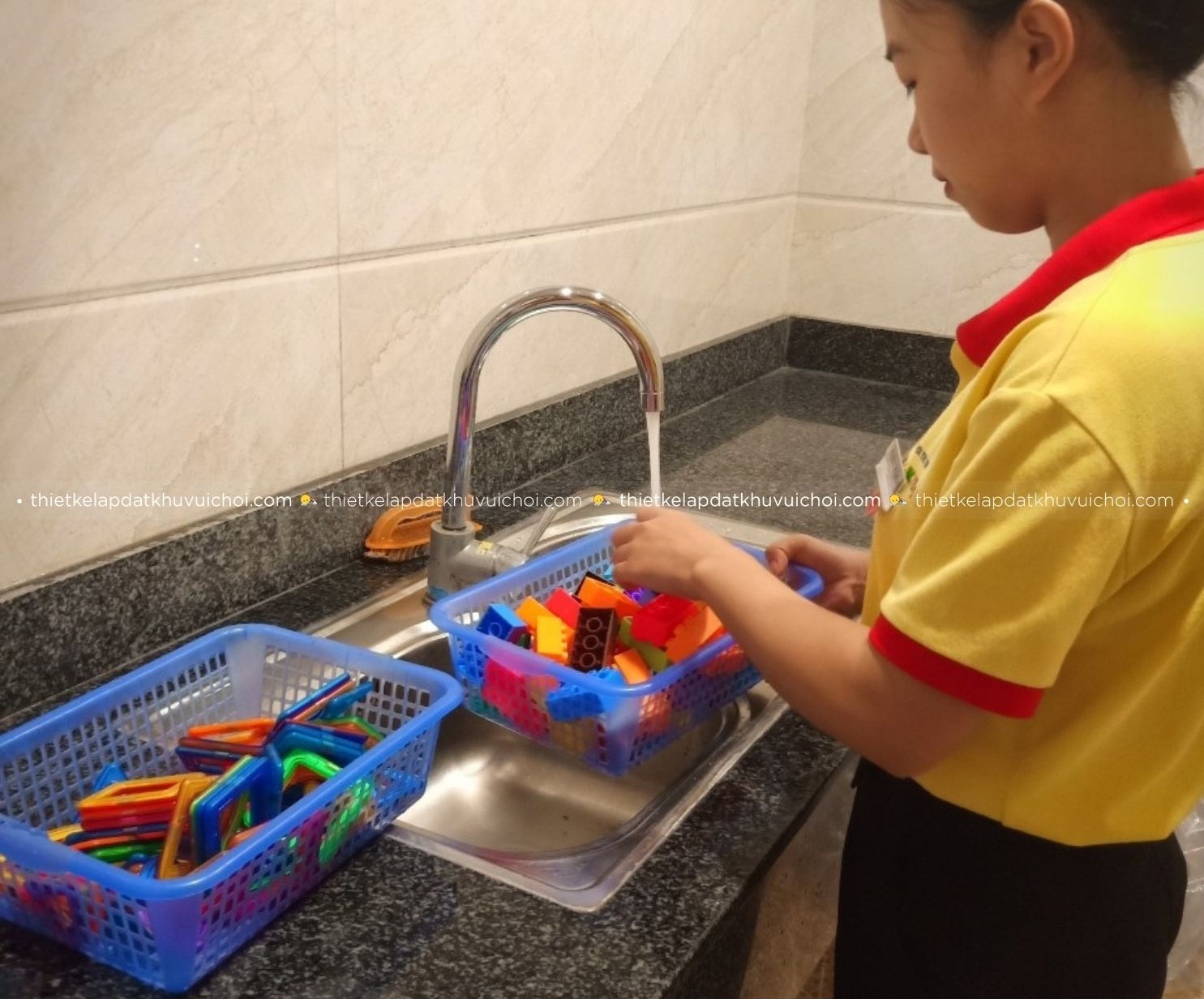 Đào tạo nhân viên cách vệ sinh đồ chơi