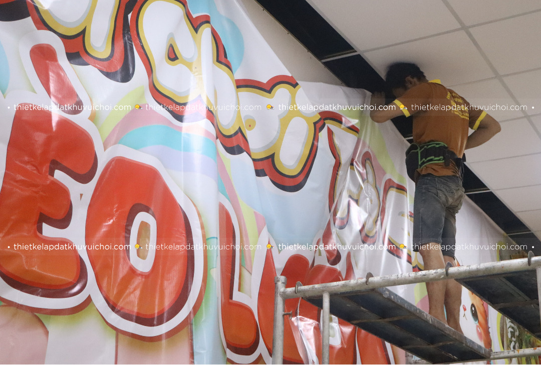 Gắn tranh tường lên khu vui chơi