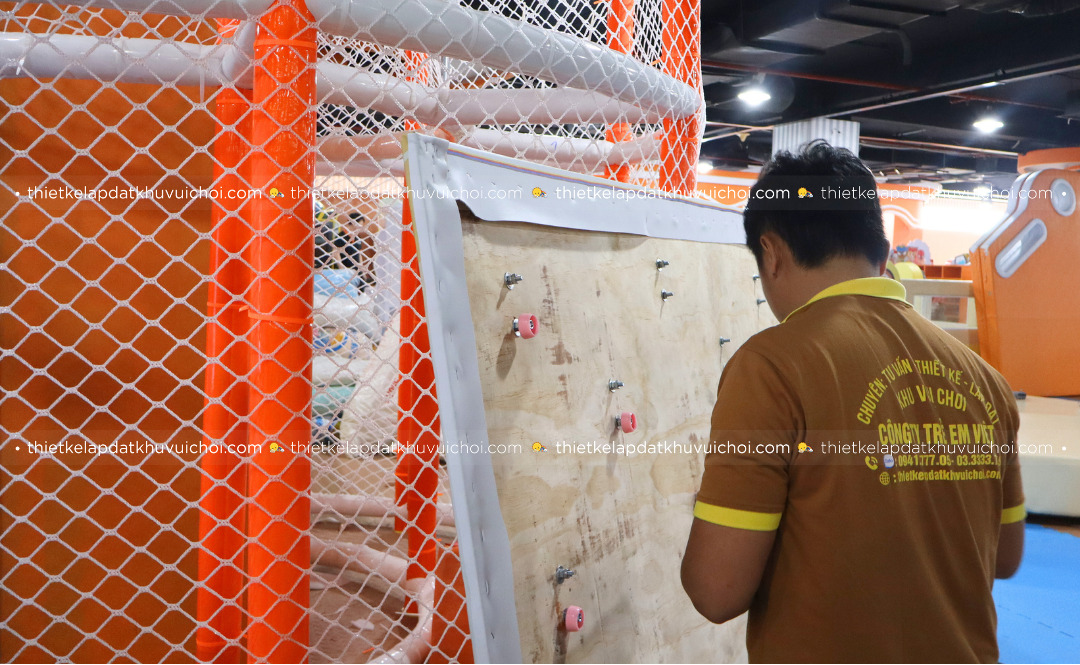 Nhân viên kiểm tra ốc vít xem có chắc chắn chưa