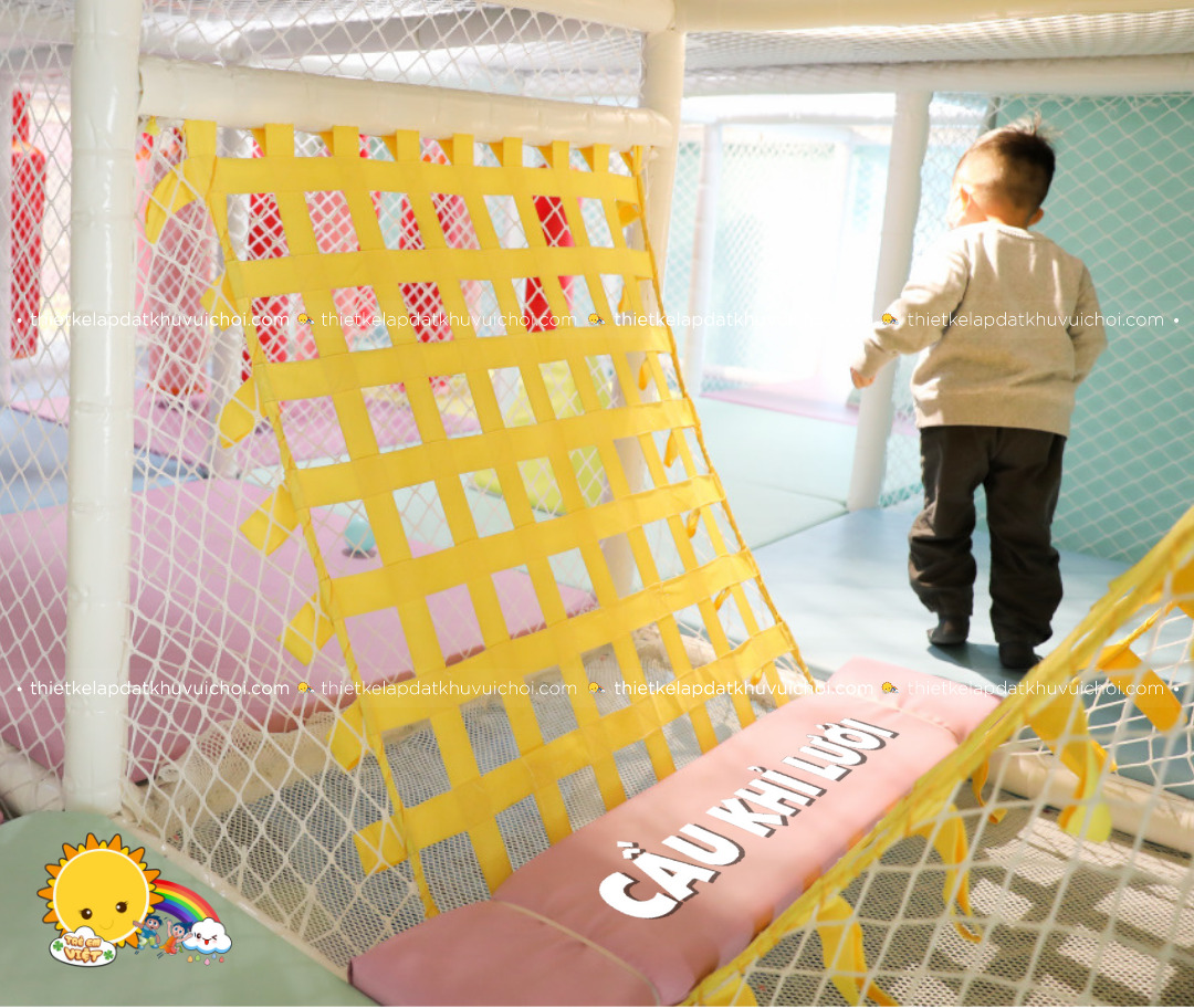 Cầu khỉ lưới bên trong nhà liên hoàn