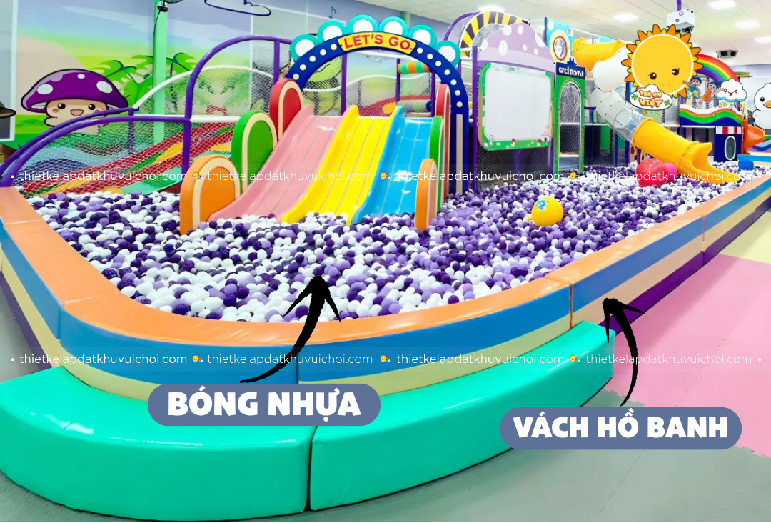 Hồ bóng phía dưới nhà liên hoàn được đổ đầy bóng nhựa