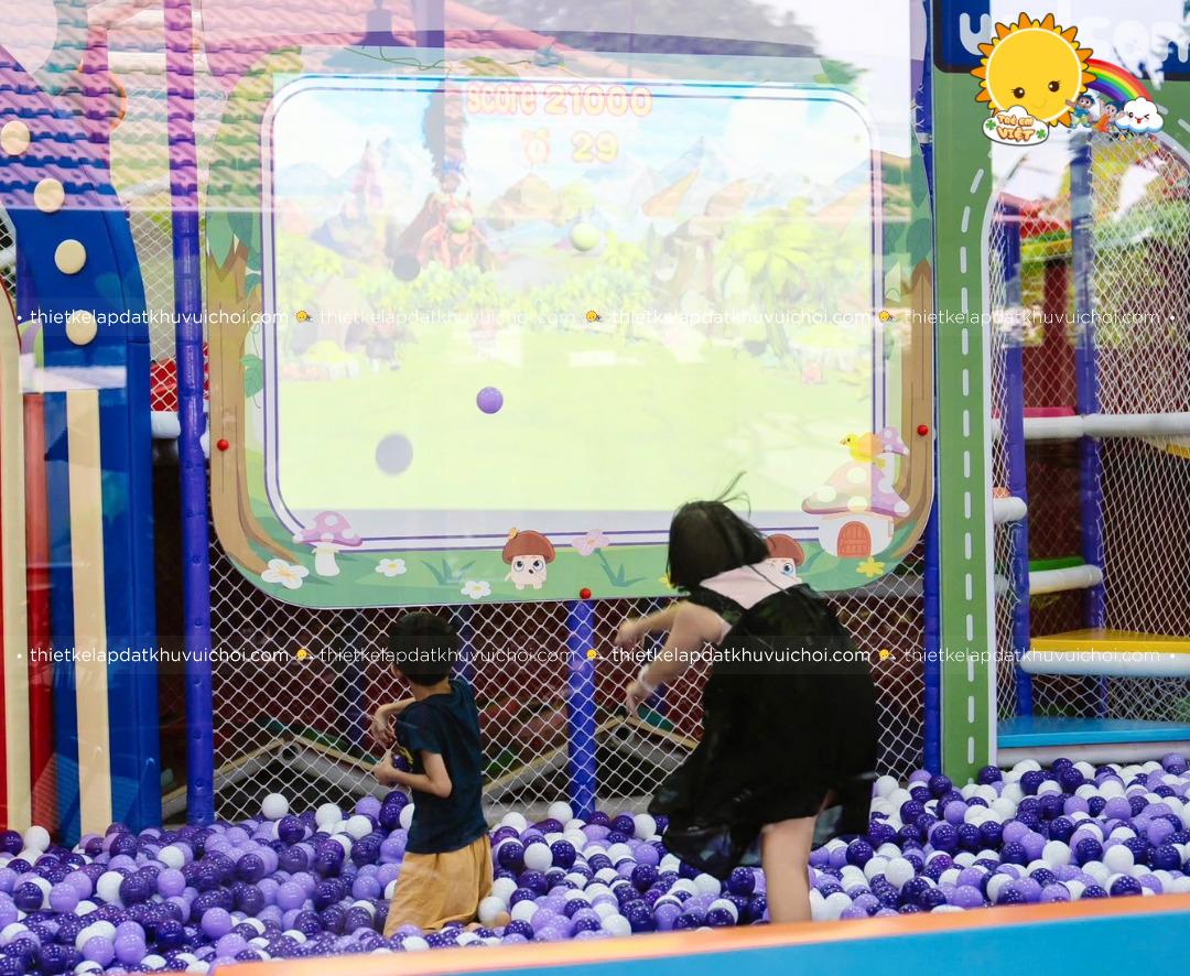 Bé chơi trò ném bóng với màn hình ném bóng tương tác