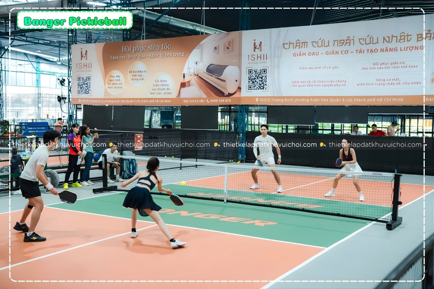 Các vận động viên tại  sân Banger Pickleball đang thả bóng hết mình