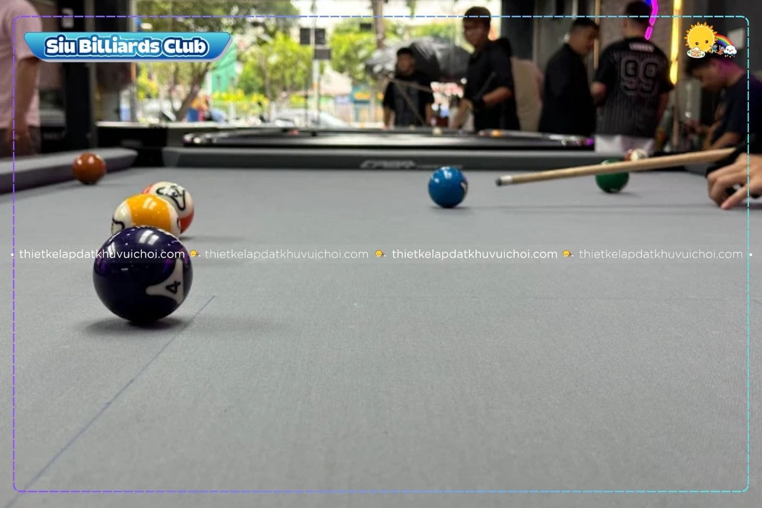 Góc chụp nghệ thuật từ mặt bàn bida thể hiện sự tập trung cao độ của cơ thủ trong trận đấu.