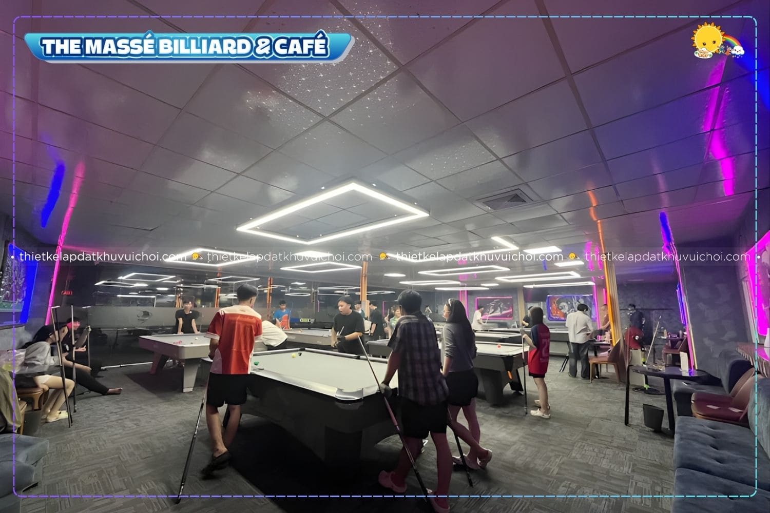 Không gian quán bida The Massé ấn tượng với sàn thảm êm ái và hệ thống đèn trần hình vuông hiện đại kết hợp đèn sao.