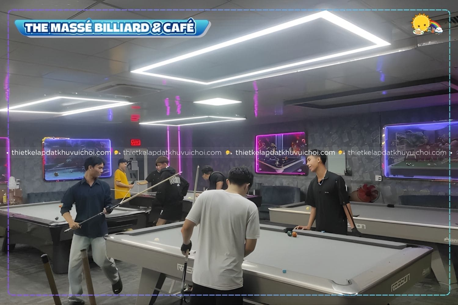 Các cơ thủ trẻ hào hứng thi đấu tại quán bida The Massé Billiard