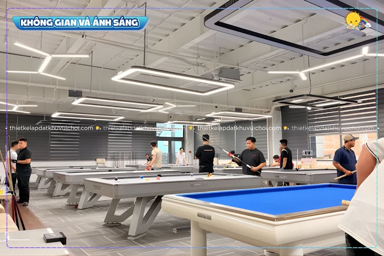 Không gian câu lạc bộ bida rộng rãi, trần cao thoáng đãng giúp tối ưu trải nghiệm thị giác