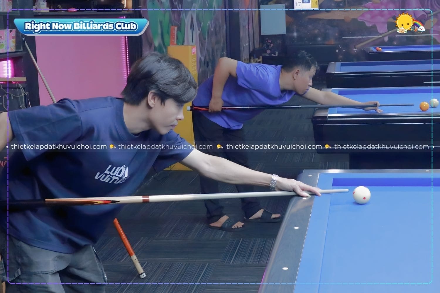 Cận cảnh "cơ thủ" đang đấu tại câu lạc bộ bida Right Now.