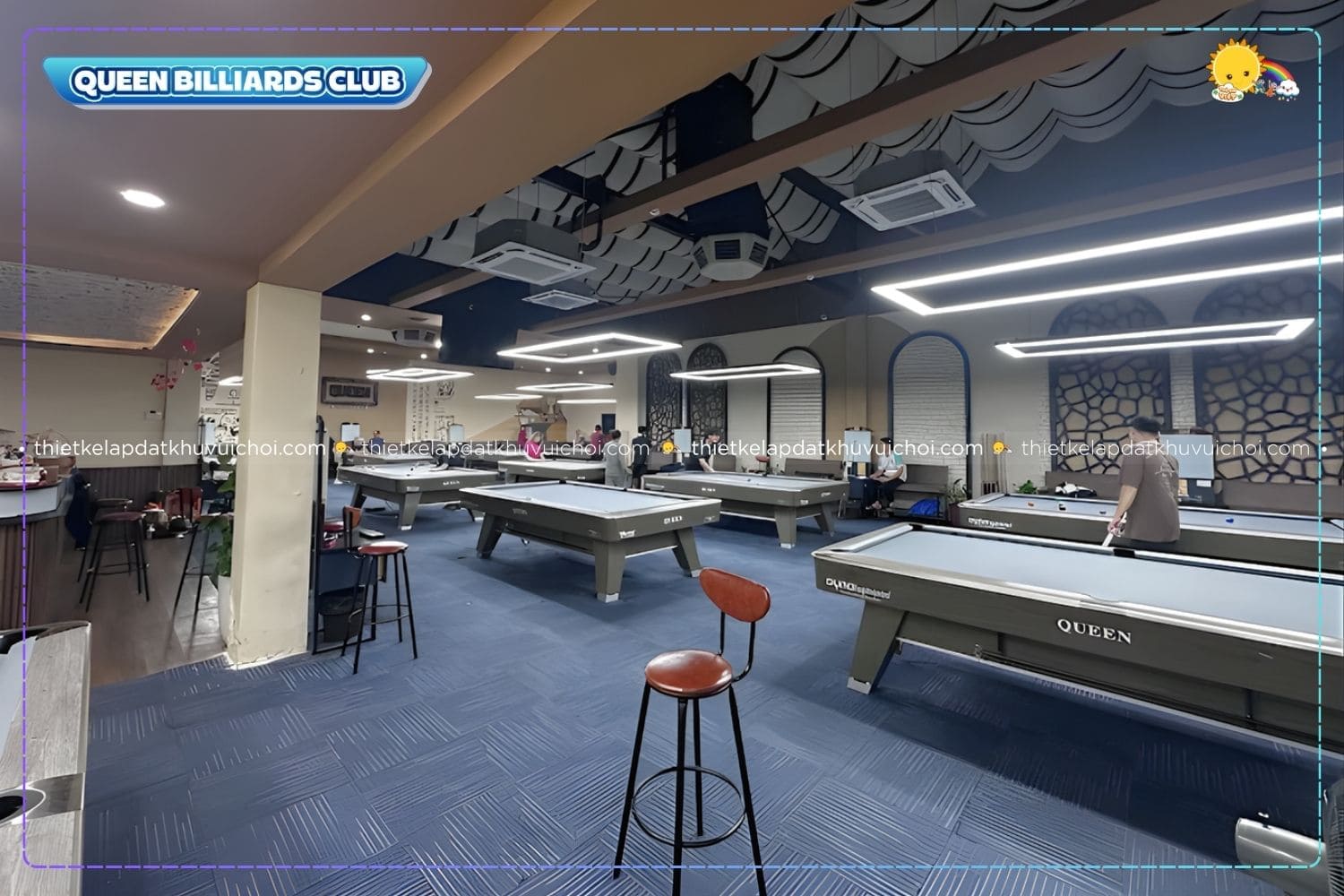 Toàn cảnh không gian quán bida Queen với các vòm tường trang trí cổ điển và hệ thống bàn nỉ xám.