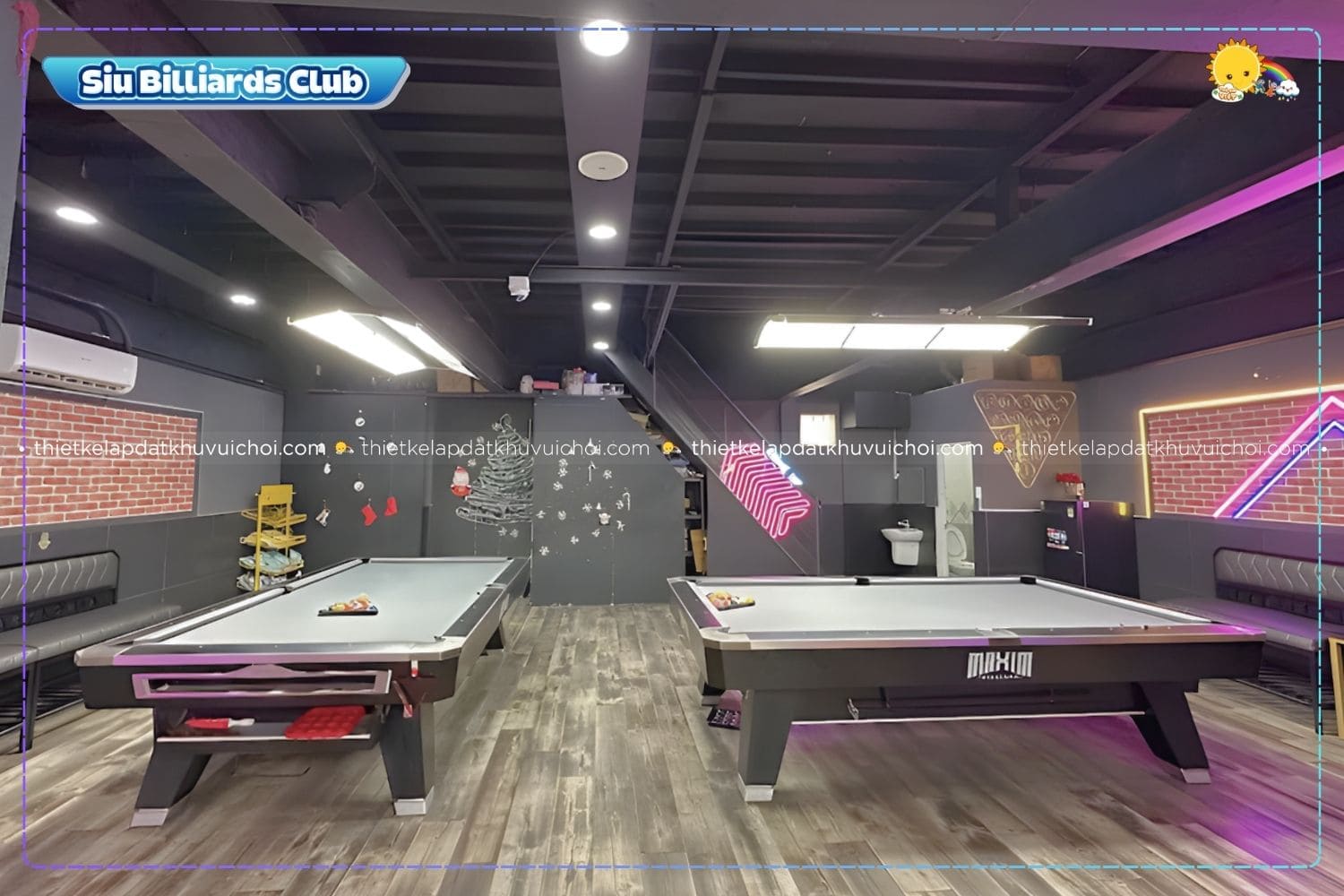 Không gian phòng bida rộng rãi với tường gạch giả cổ và đèn neon trang trí ấn tượng.