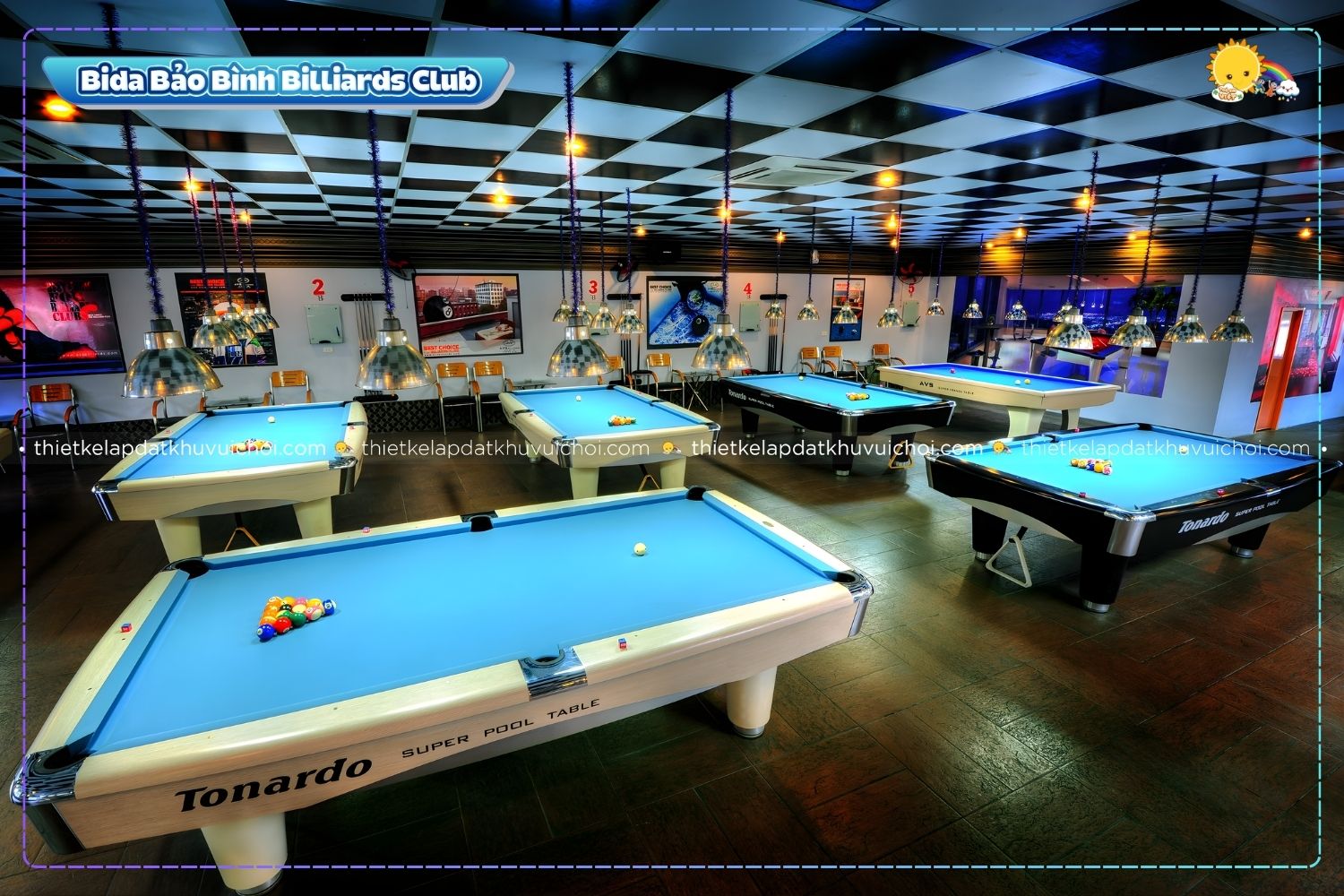 Toàn cảnh CLB Bida Bảo Bình với thiết kế trần gương phản chiếu họa tiết bàn cờ độc đáo.