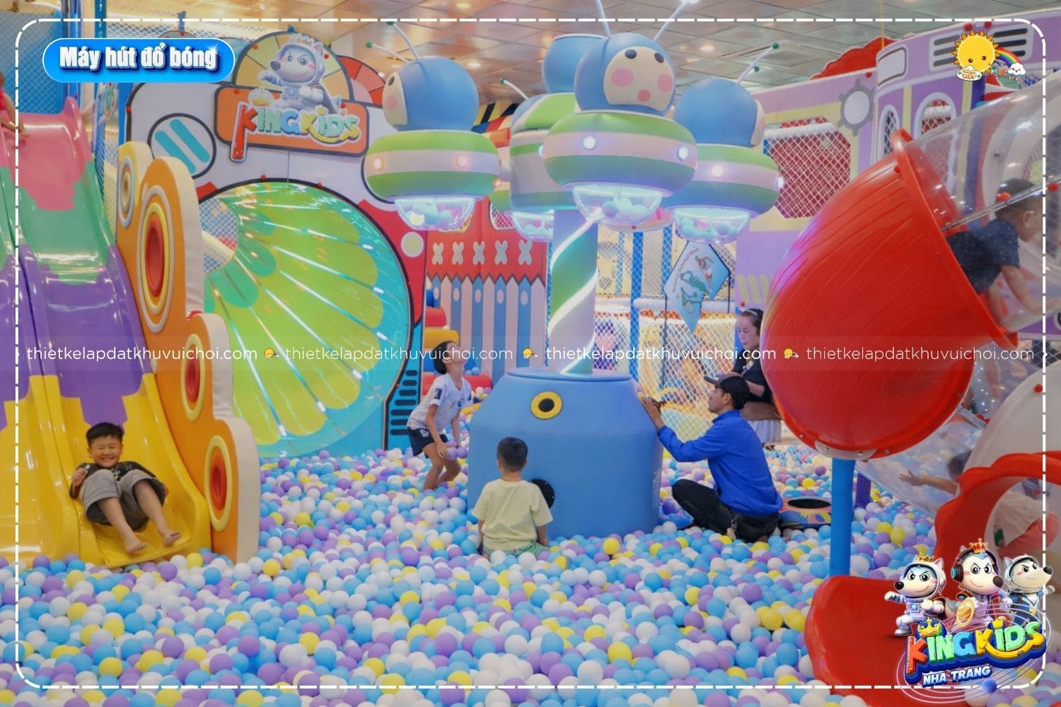 Máy hút đổ bóng quy mô lớn, tạo nên "cơn mưa bóng" đầy bất ngờ cho các bạn nhỏ