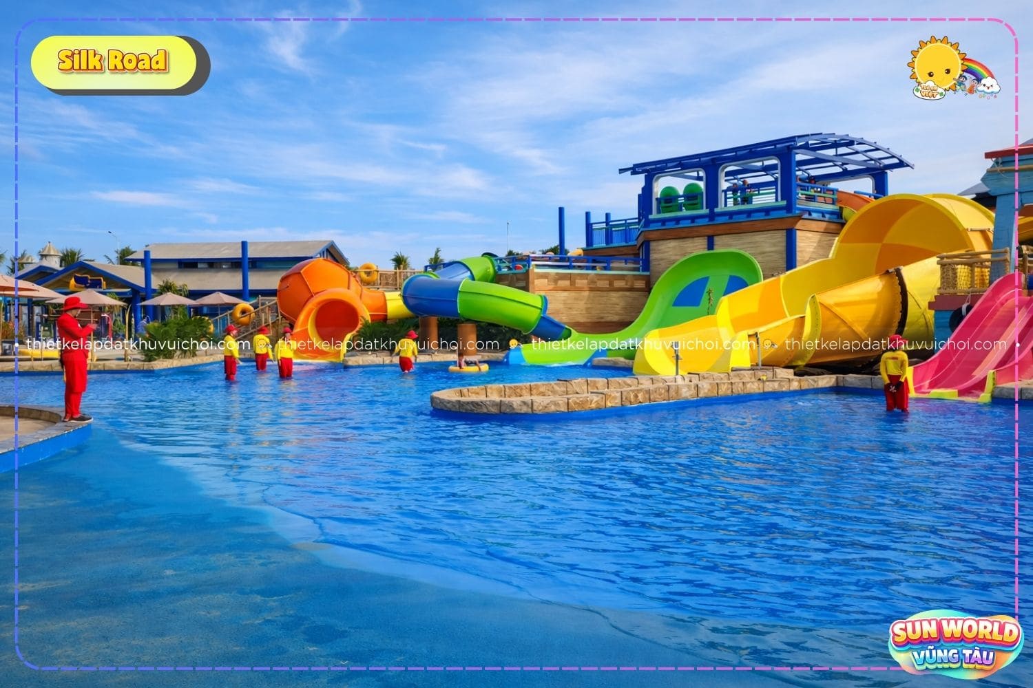Hệ thống máng trượt nước nhiều làn màu sắc rực rỡ dành cho mọi lứa tuổi.