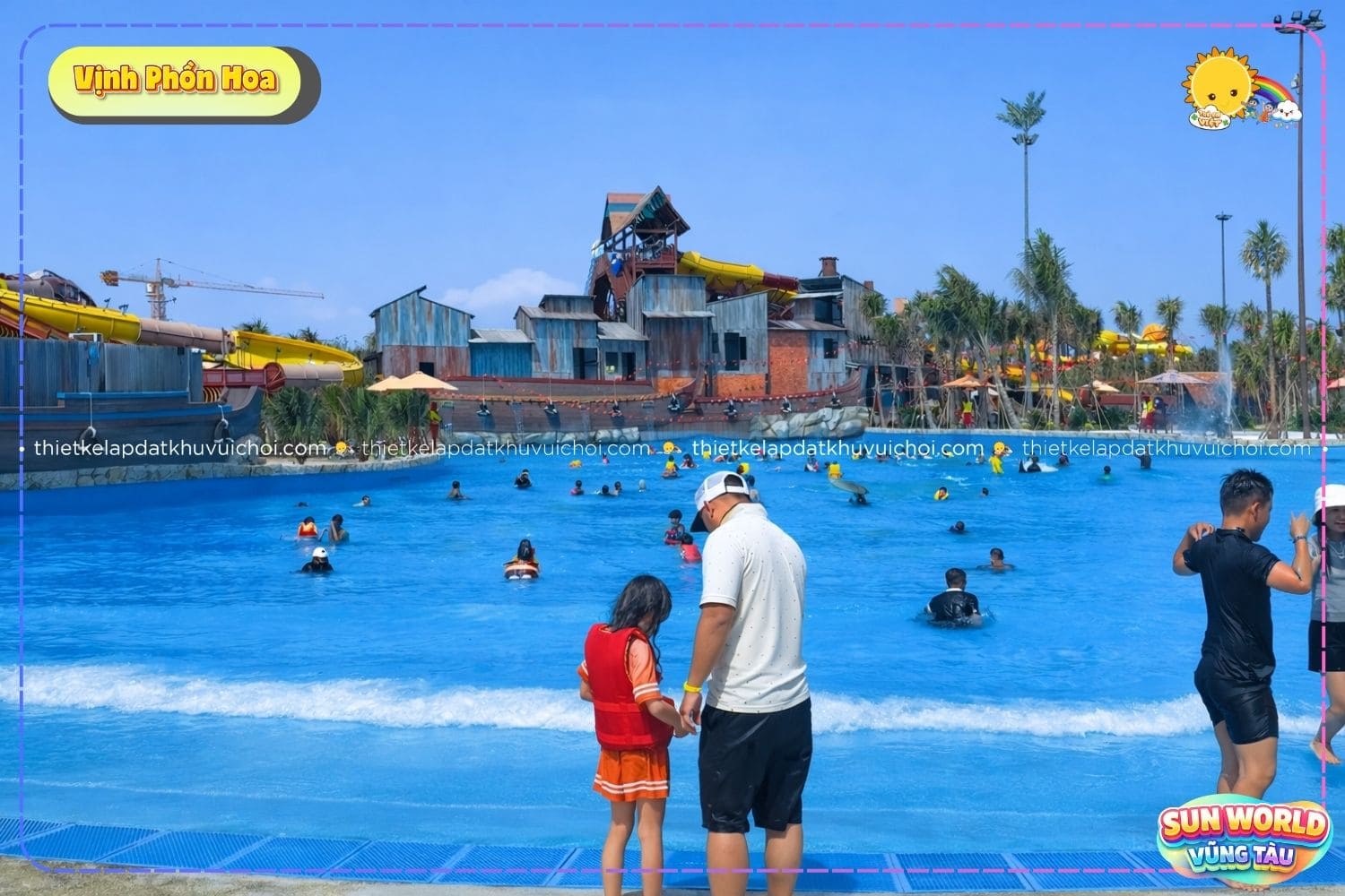 Gia đình vui chơi tại bể tạo sóng Vịnh Phồn Hoa trong công viên nước Sun World Vũng Tàu.