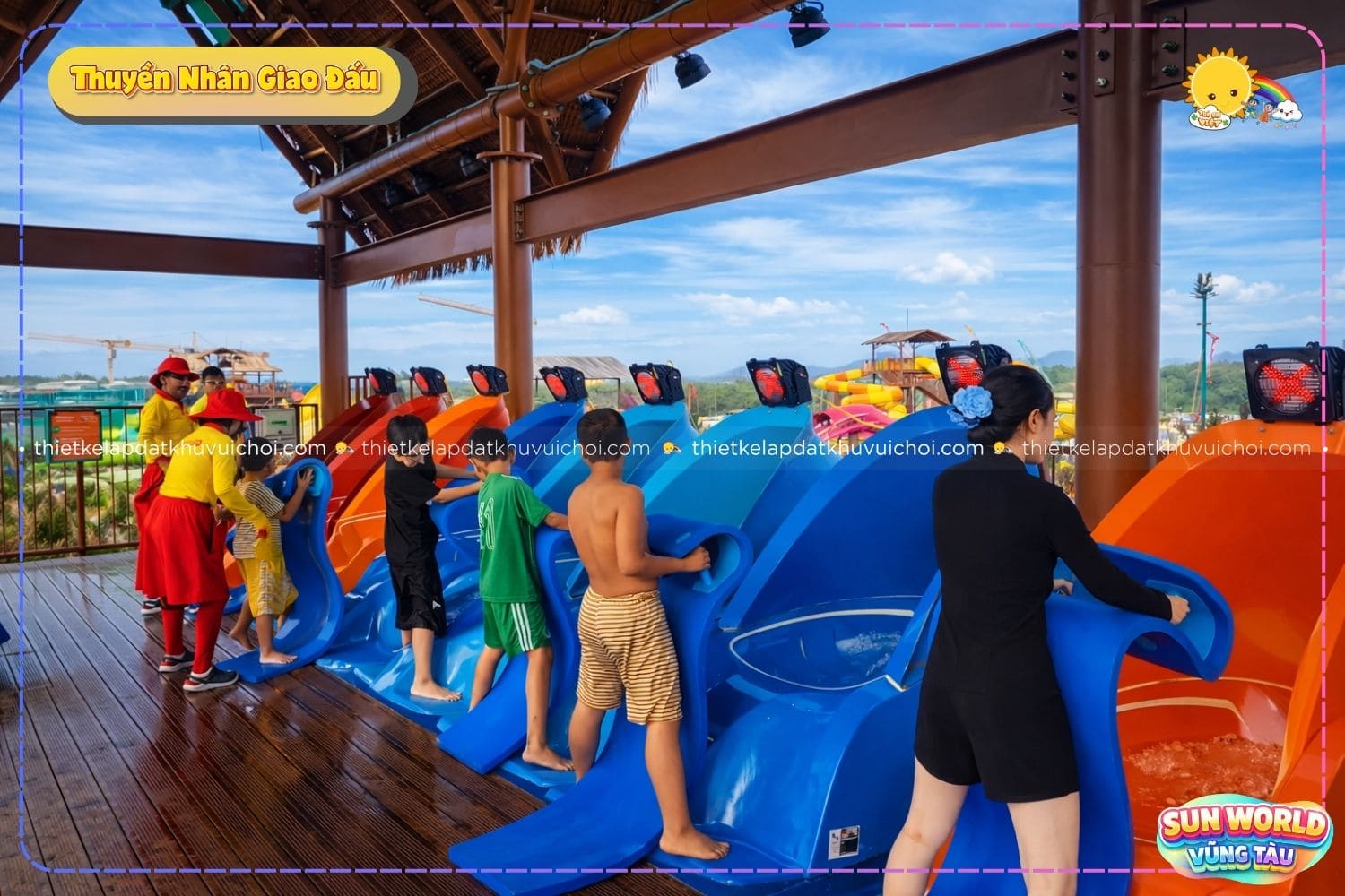 Khách chuẩn bị xuất phát tại máng trượt nước cảm giác mạnh Thuyền Nhân Giao Đấu.