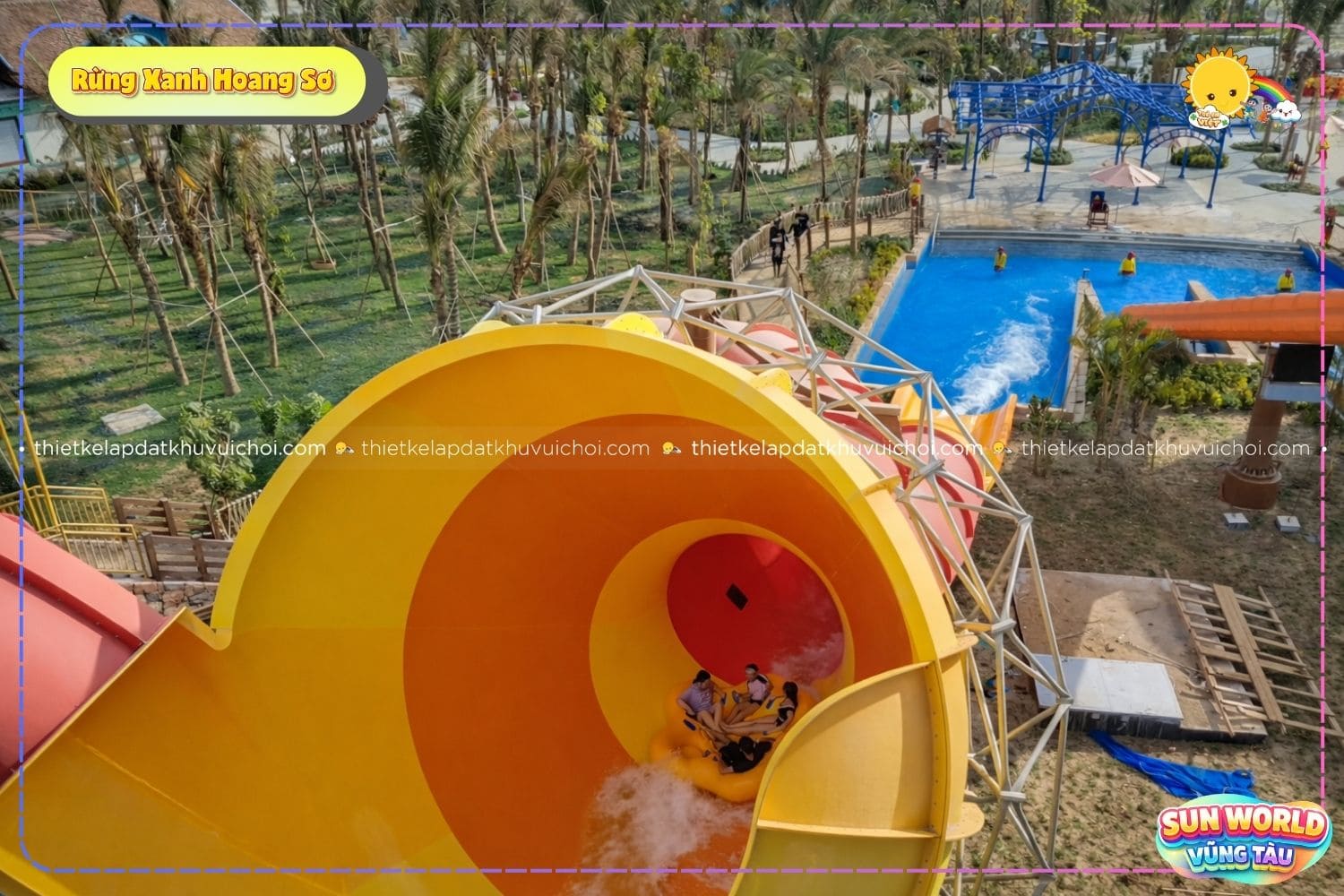 Trải nghiệm đường trượt phao xoắn ốc cảm giác mạnh tại khu vực Rừng Xanh Hoang Sơ.