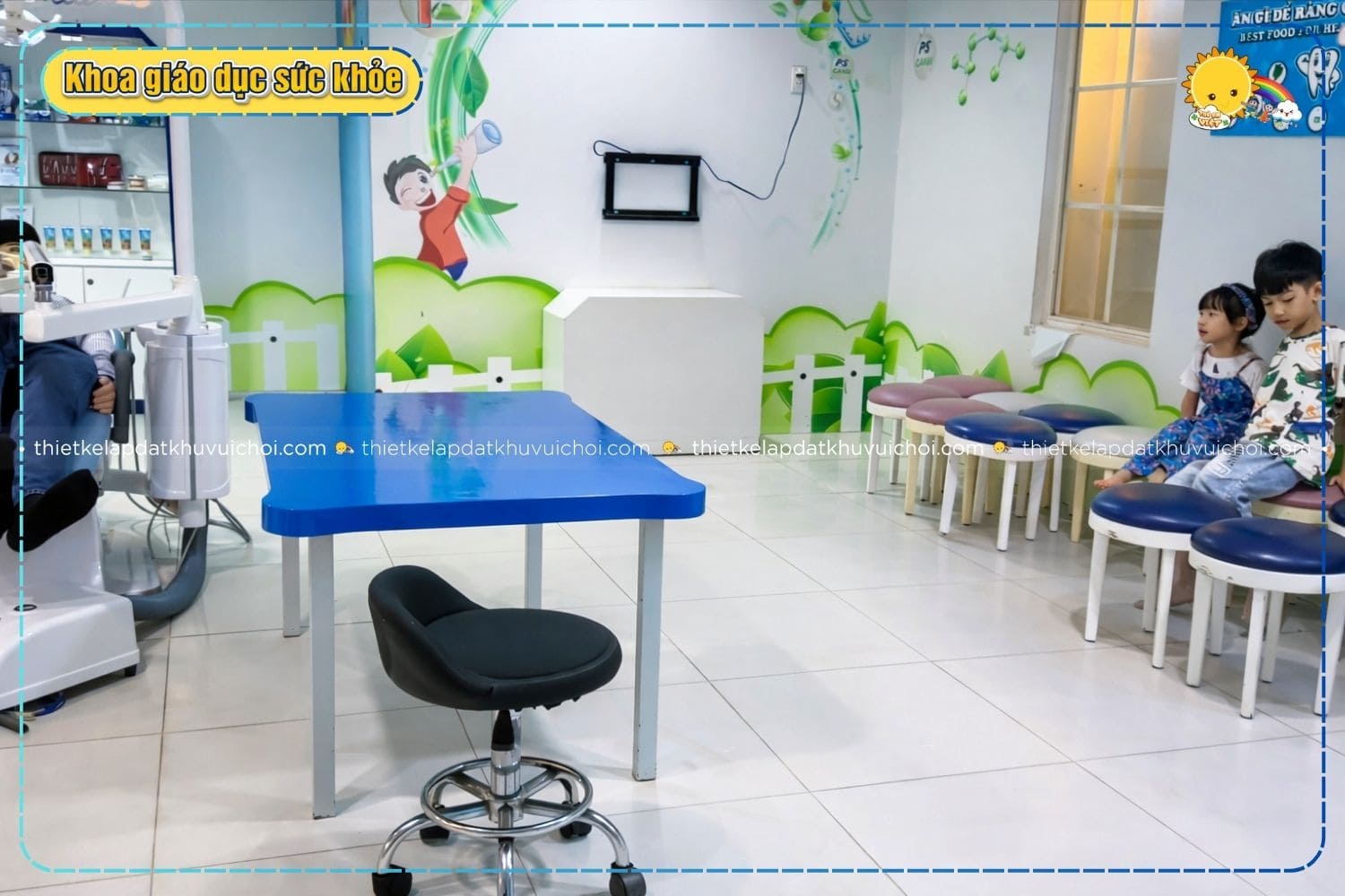 Bé đang trải nghiệm phòng khám răng - hằm - mặt tại khoa giáo dục sức khỏe