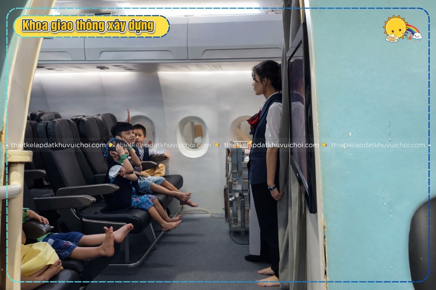 Các bé đang ở trên máy bay "thu nhỏ" ở tại Vietopia