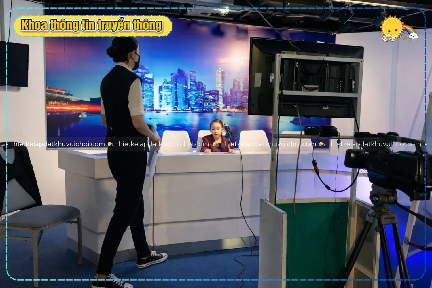 Bé sẽ được đóng vai MC truyền hình ở khoa thông tin truyền thông