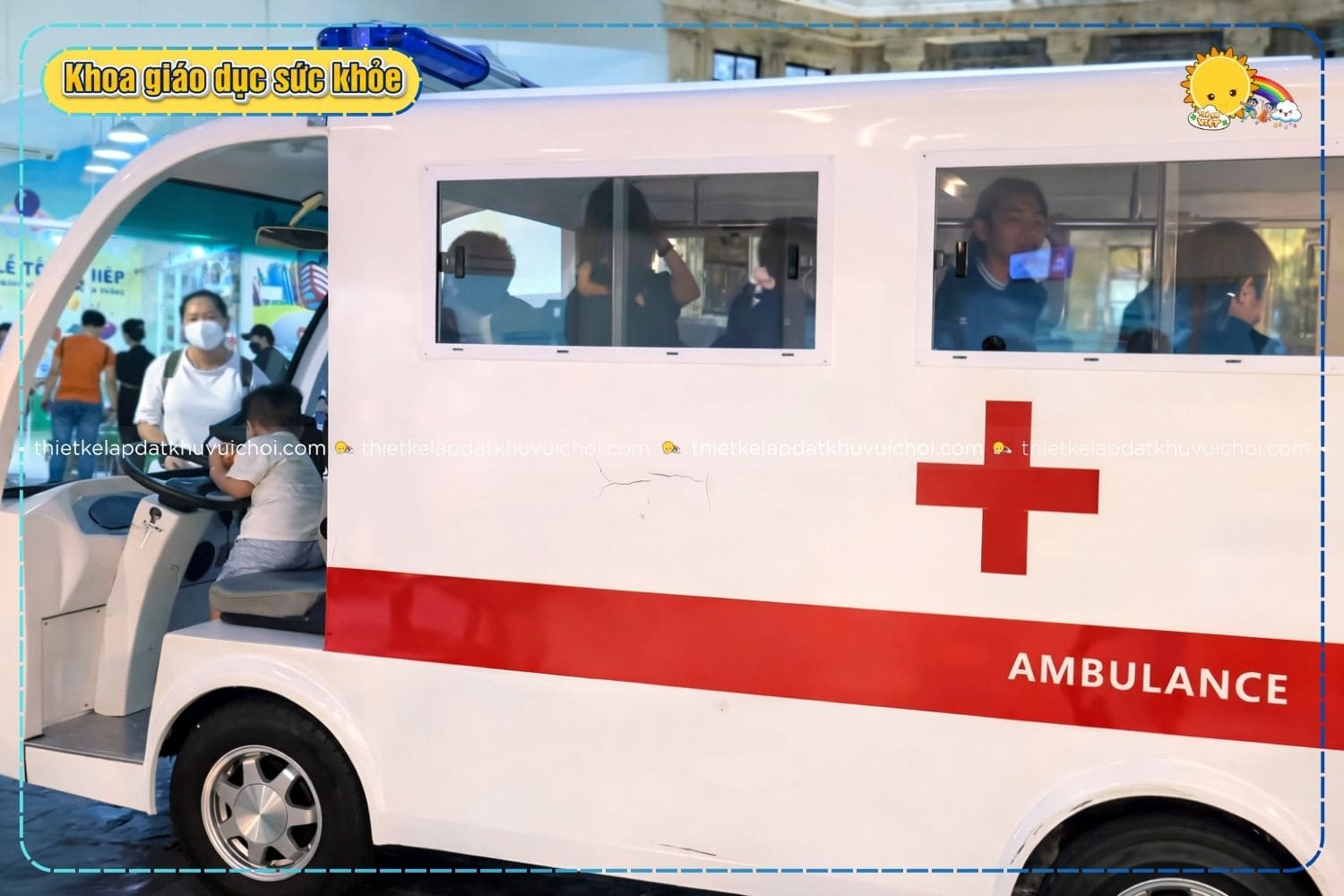 Các bé ngồi trên xe khám bệnh đi vòng quanh Vietopia