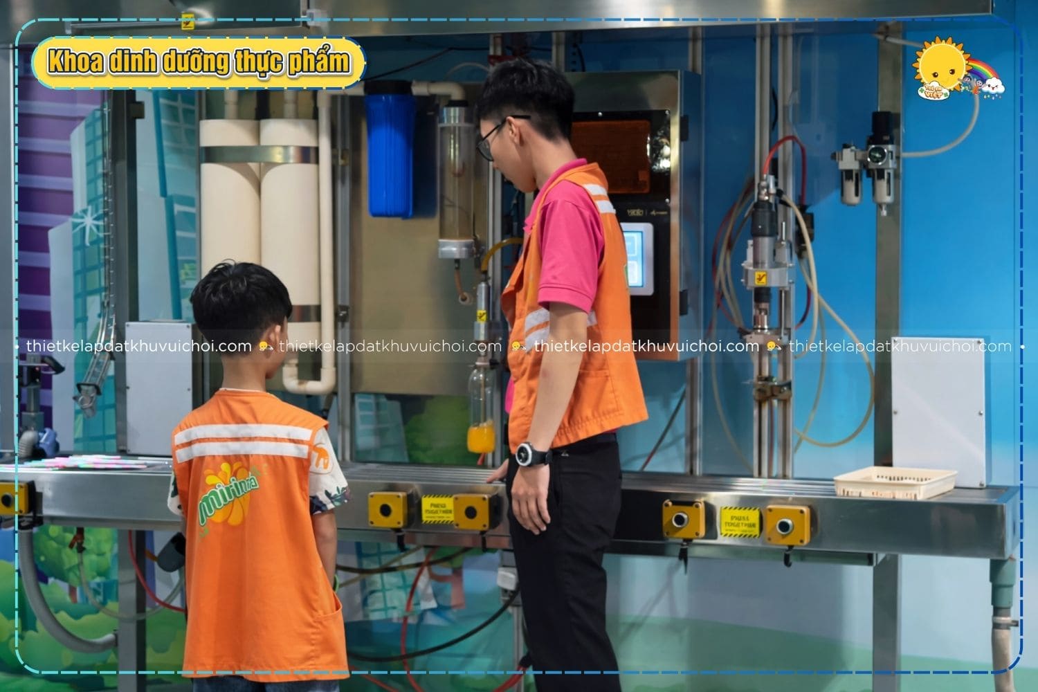 Bé tập pha nước ngọt ở khoa dinh dưỡng thực phẩm