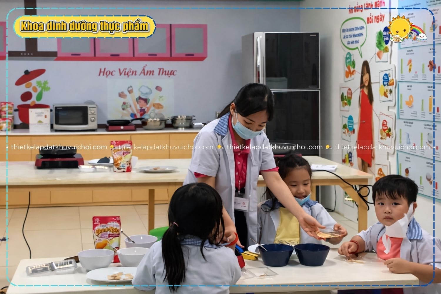 Các em bé đang tập làm bánh ở khoa dinh dưỡng thực phẩm