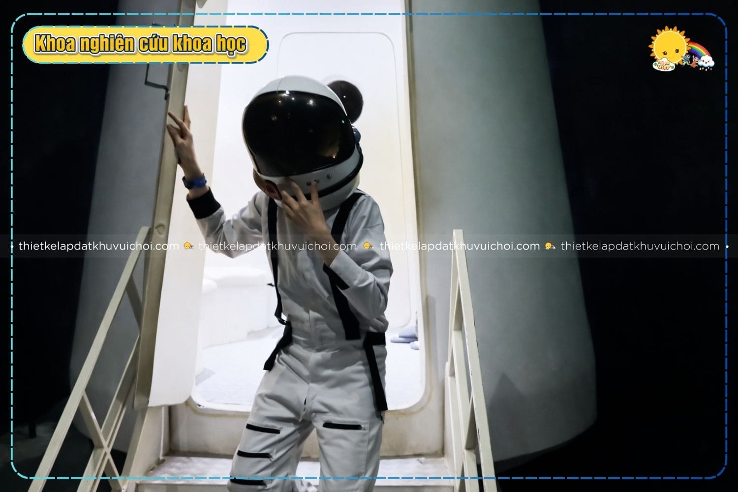 Bé sẽ được đóng vai phi hành gia đang ở trên tàu phi hành ra ngoài không gian