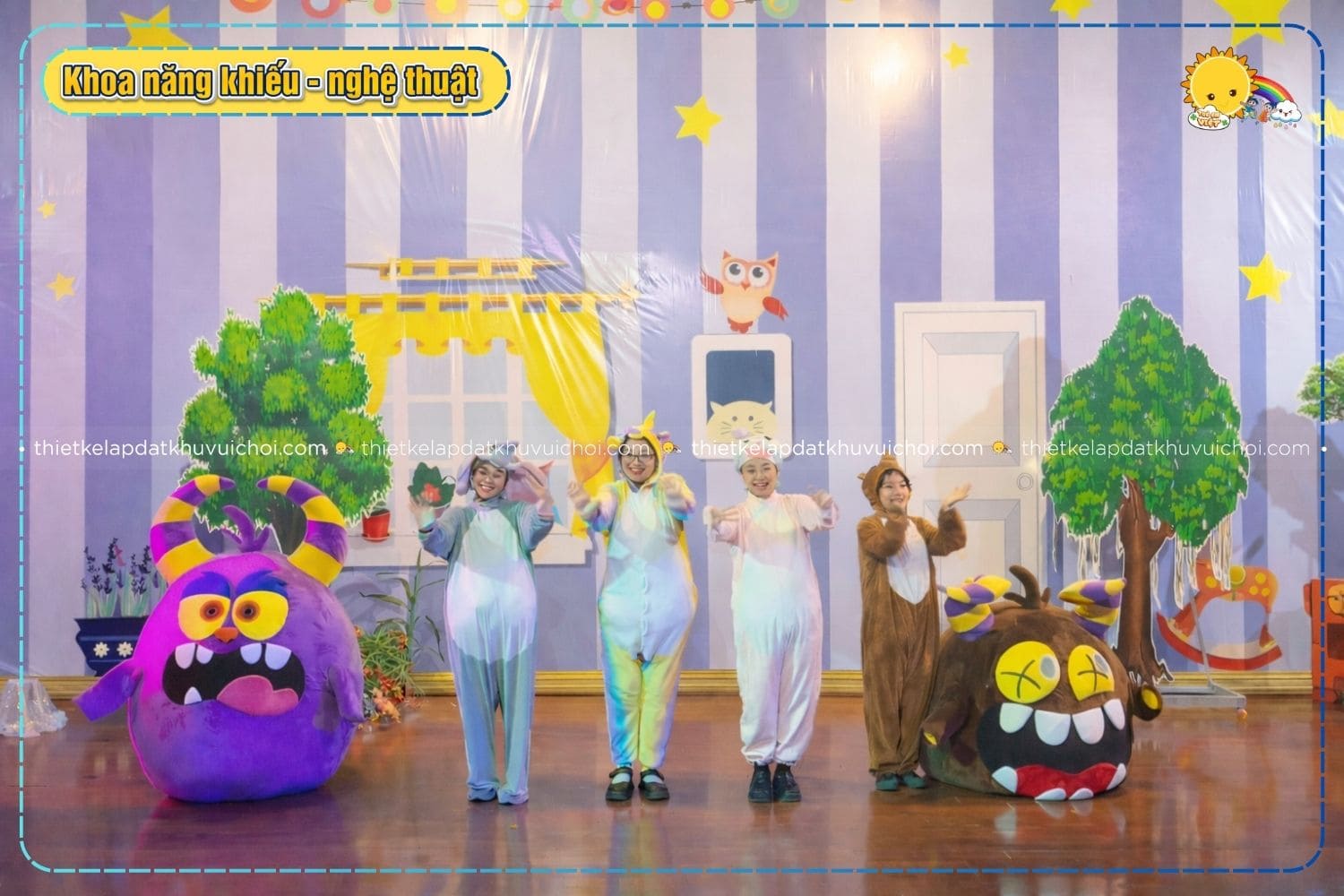 Các bé sẽ được tập diễn kịch và đứng trước sân khấu cùng anh chị đoàn kịch