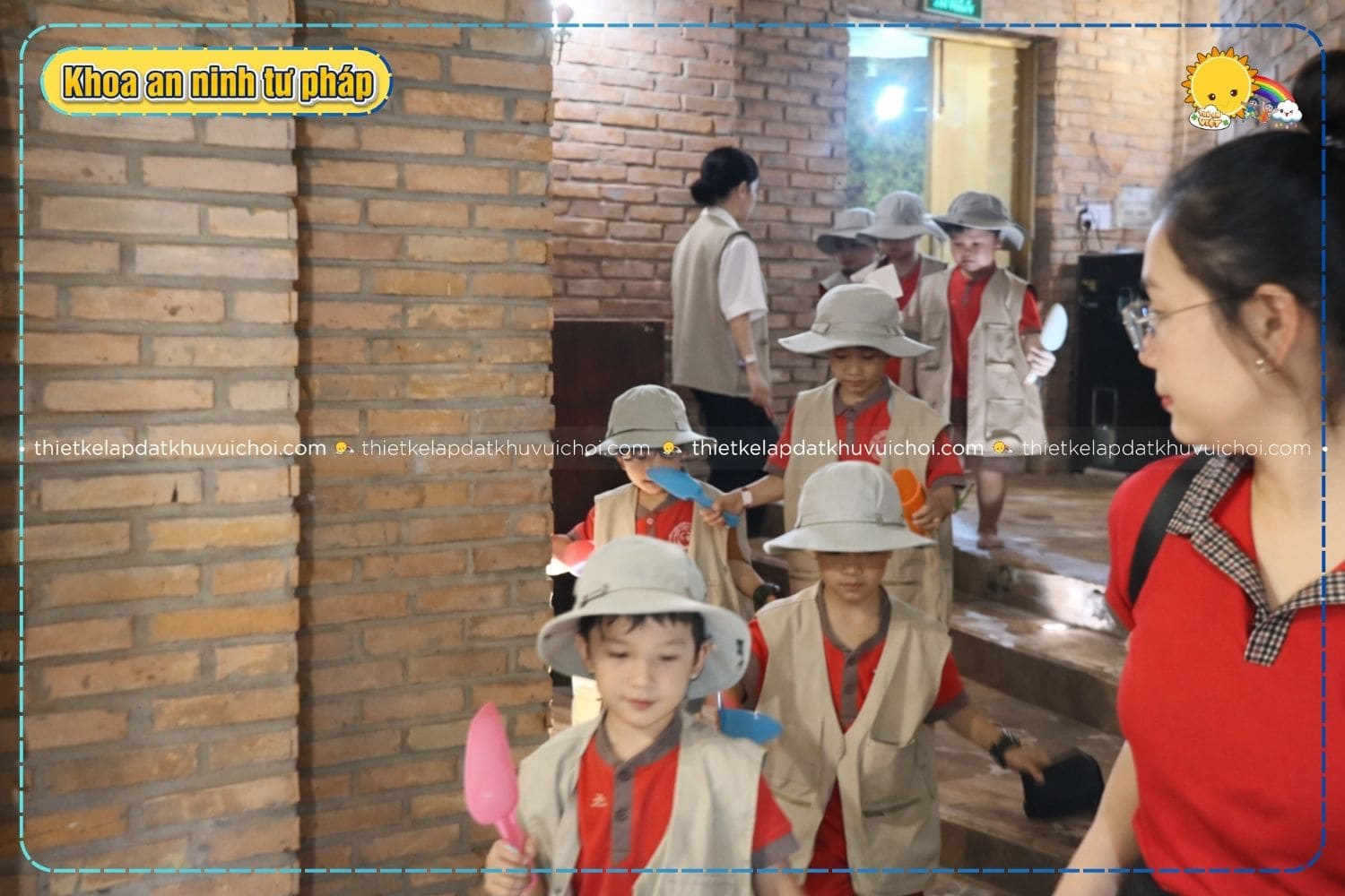 Các bé chuẩn bị đồ và ra xe tới bãi tập chữa cháy