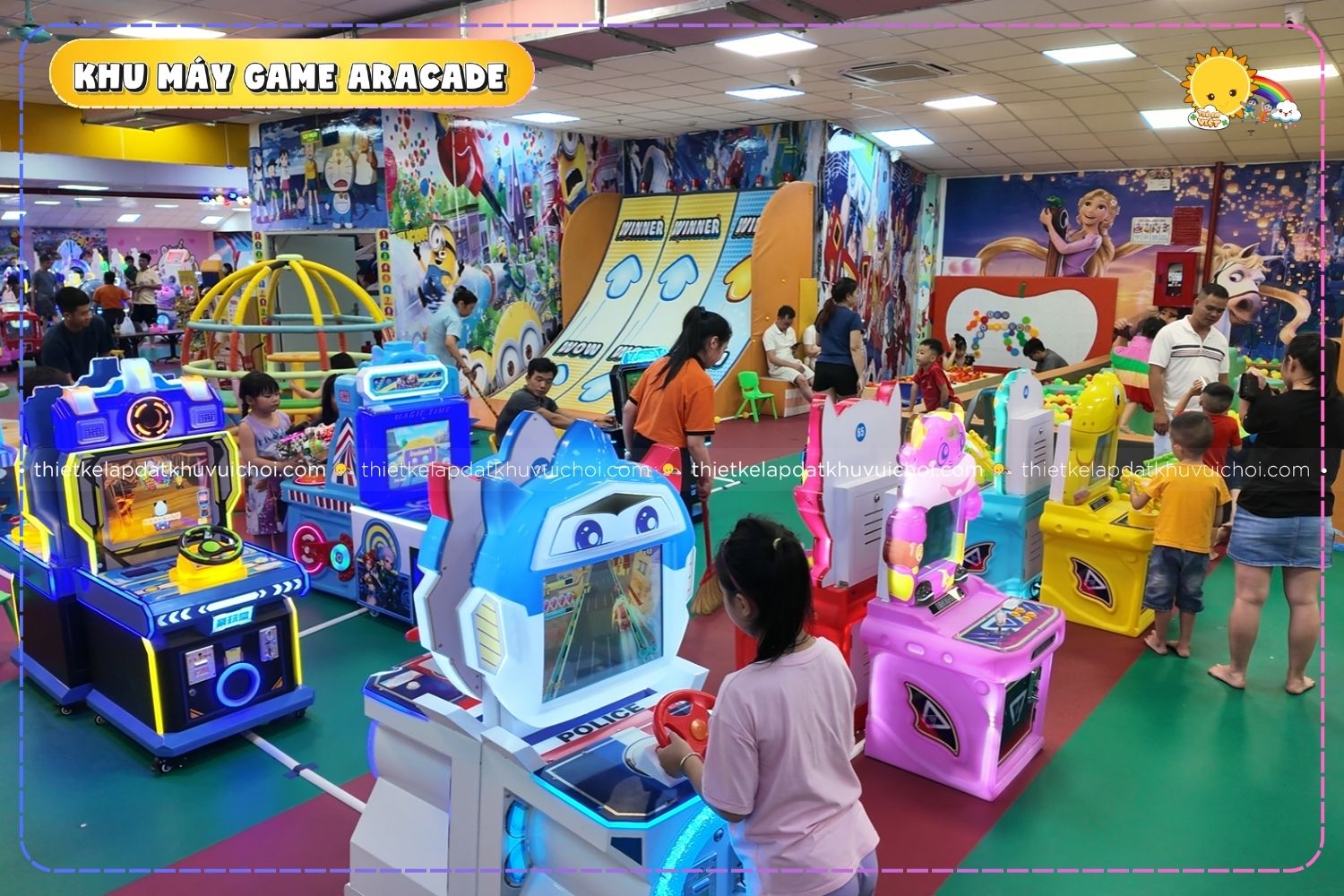 Hàng trăm máy game tại khu vực arcade đang chờ được các bé trải nghiệm