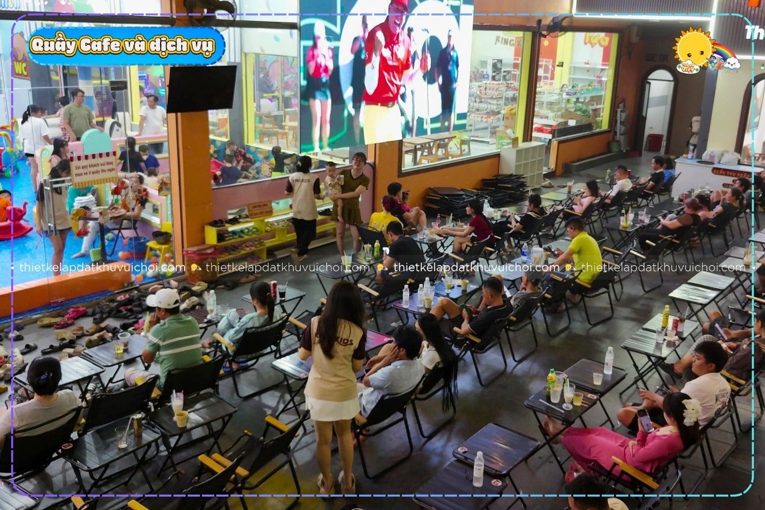 Quầy cafe thư giản dành cho phụ huynh khi dắt con đến chơi dịp 30 4