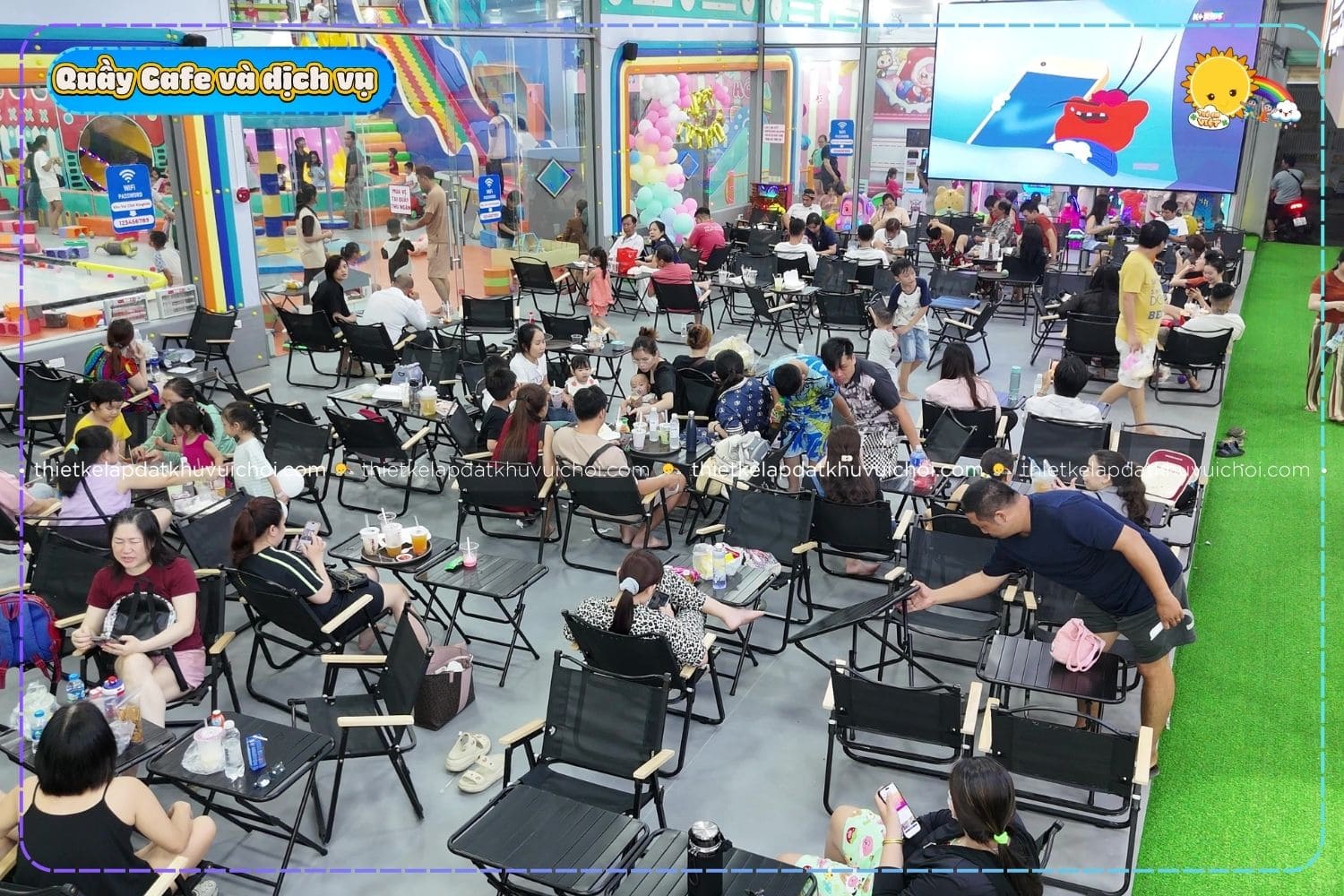 Quầy cafe thư giản dành cho phụ huynh khi dắt con đến chơi dịp 30 4
